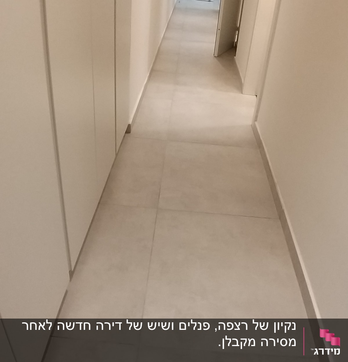 מסדרון עם רצפה נקייה ודלת פתוחה
